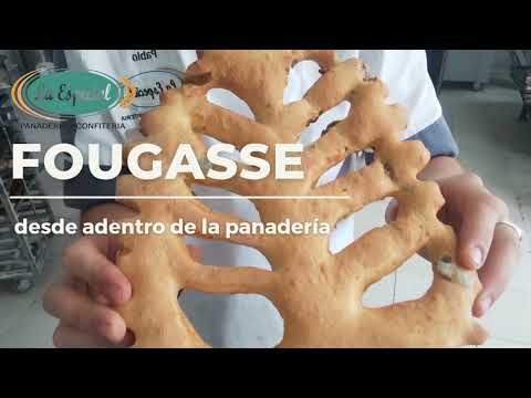 fougasse (pan francés plano) con aceitunas verdes y orégano desde adentro de la panadería.