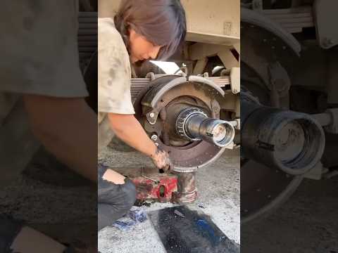 Công việc sửa xe cực nhọc của cô gái China xinh đẹp #truckdriver #trucking #repair #truckrepair