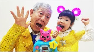 핑크퐁 동전 노래방 노래자랑 대회!! Pinkfong Baby Shark Singing Show 로미유스토리[Romiyu]