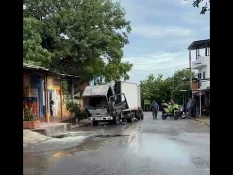 Desconocidos 1nc1n3r4n un furgón repartidor de pollos en villa del Rosario N.S.🚨