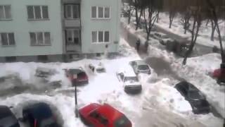 Смотреть онлайн Гора снега упала с крыши прямо на машины