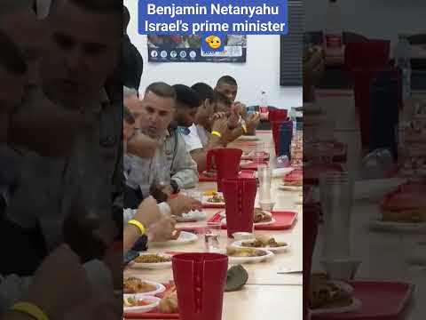 Benjamin Netanyahu eats together with army recruits #netanyahu #israel #idf