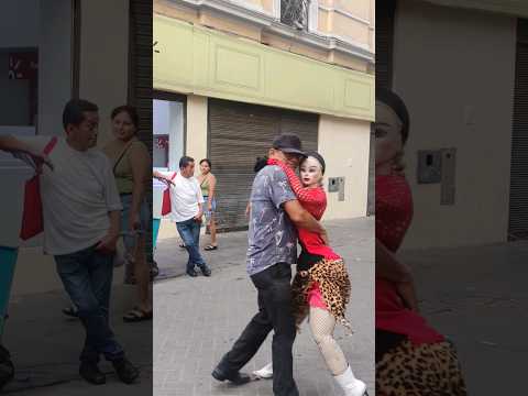 El hombre bailando con una muñeca en las calles del Centro de Lima | Marzo de 2024