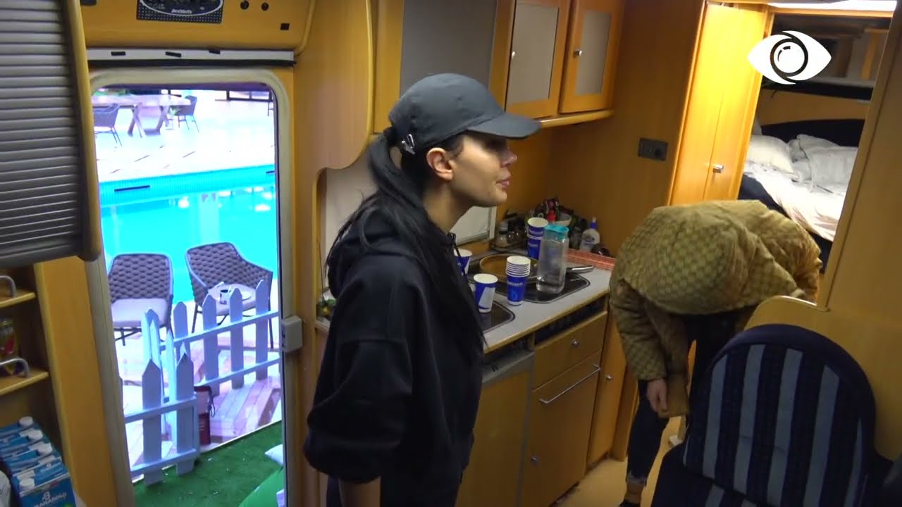 Vajzat mbledhin sendet e tyre, gëzojnë për rikthimin në shtëpi