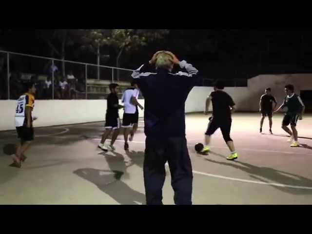Vídeo relacionado con Fowl Play - Divertidos pollos jugando fútbol broma Camiseta