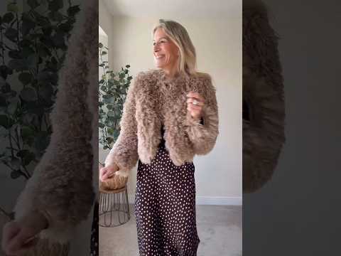 Timeless Details: Polka Dots & Pearl Necklaces #outfitideas #ootd #fashiontrends #winterfashion