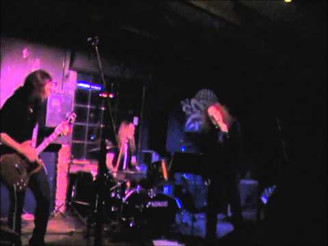 Vlákna - VLÁKNA live FUZZFEST ( píseň PODÍVEJ )