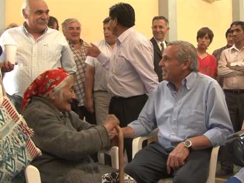 Jorge Sapag con pobladora de Chorriaca