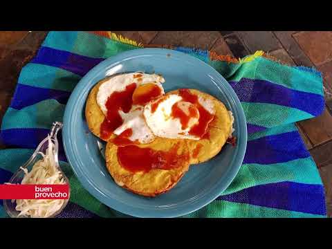 Tortillas con quesillo, encurtido, salsa y queso