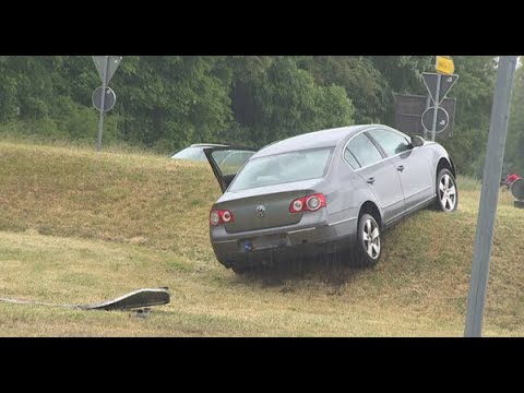 Geradeaus auf Kreisverkehr B67 Kalkar gekracht