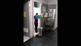 Download lagu Adegan kamar mandi. mp3 Download lagu Adegan kamar mandi. mp3