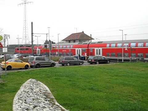 DB Zug fährt in Bahnhof Emden Außenhafen ein