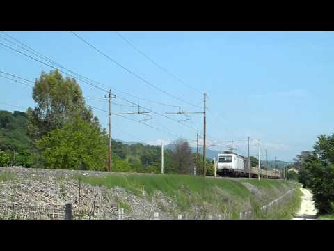 E189.823 bianca + E189.406 CFI: Accoppiata Siemens bicolore sul Civitavecchia - Terni