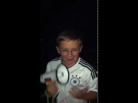 Wir schwenken die Fahnen, schwarz, rot, goooold.....