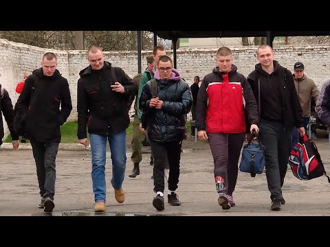 Около ста юношей из Гомеля отправились на срочную военную службу видео