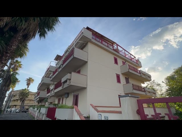 MASCALI, trilocale fronte mare con due posti auto e doppia cantina