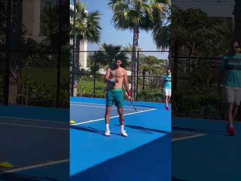 Novak Djokovic, entrenando a Kalin Ivanovski, actual 325 del mundo