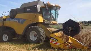 preview picture of video 'moisson 2013 en Charente (16) avec New Holland CX840'