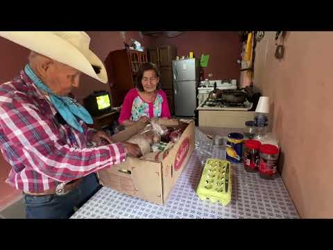 Doña Prieta recibe despensa por Yo amo San Pedro de la Cueva Abril 2024