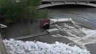 preview picture of video 'Iowa City Flood 2008: Burlington St Bridge'