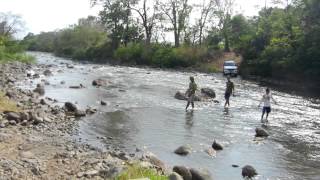 preview picture of video 'Cruzando el Río  camino a mojaras Calobre!!'