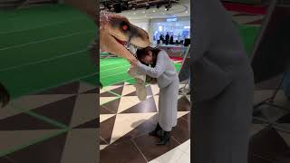 ティラノサウルスに頭をかじられる女