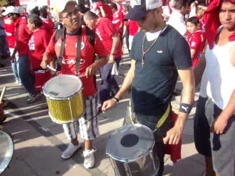 "BATUCADA VERACRUZANA AFUERA DEL ESTADIO LUIS PIRATA FUENTE" Barra: Guardia Roja &bull; Club: Tiburones Rojos de Veracruz