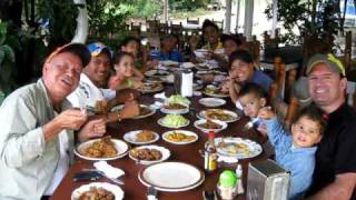 preview picture of video 'El Discovery Road comiendo Chivo en la Madonna, Guayubín, Montecristi'