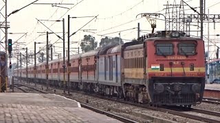 preview picture of video 'Vikramshila Express Goes Berserk Through Phaphund At The Dawn | Indian Railways'