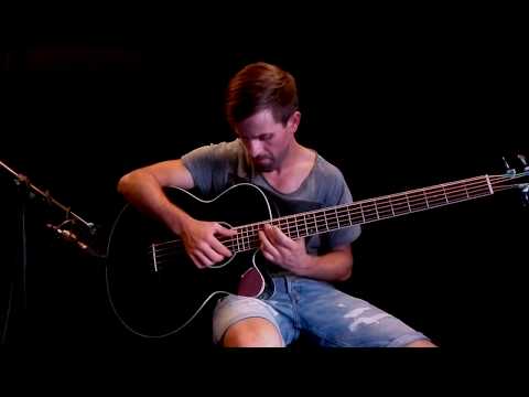 "To the rhythm of the heart" - (Percussive fingerstyle on acoustic bass)
