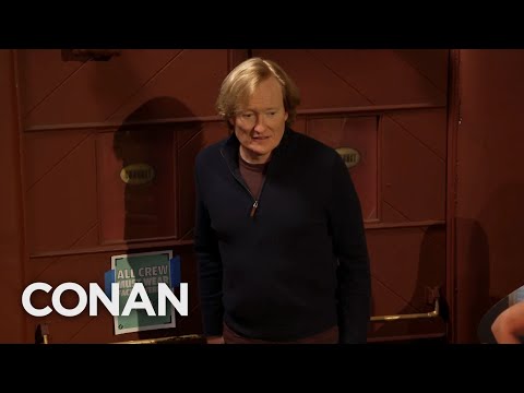 柯南檢查萬聖節外出是否安全 - CONAN on TBS (TBS) (Conan Checks To See If It’s Safe To Go Outside For Halloween - CONAN on TBS)