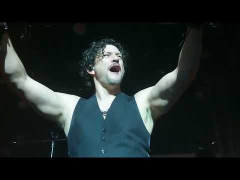 Rob Mills live in Melbourne - Bon Jovi tribute  -  Living on a prayer