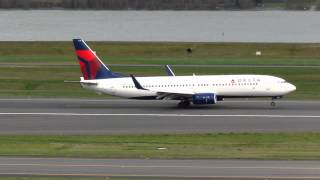 preview picture of video 'Delta Airlines Boeing 737-800 Lands At KPDX On Runway 10L'