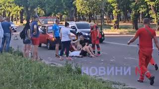 Пішохід стрибнув на автомобіль у Миколаєві: потерпілого відвезла швидка (фото, відео)