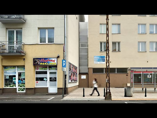 Прохожие не сразу замечают. Но если присмотреться повнимательнее, увиденное поражает!