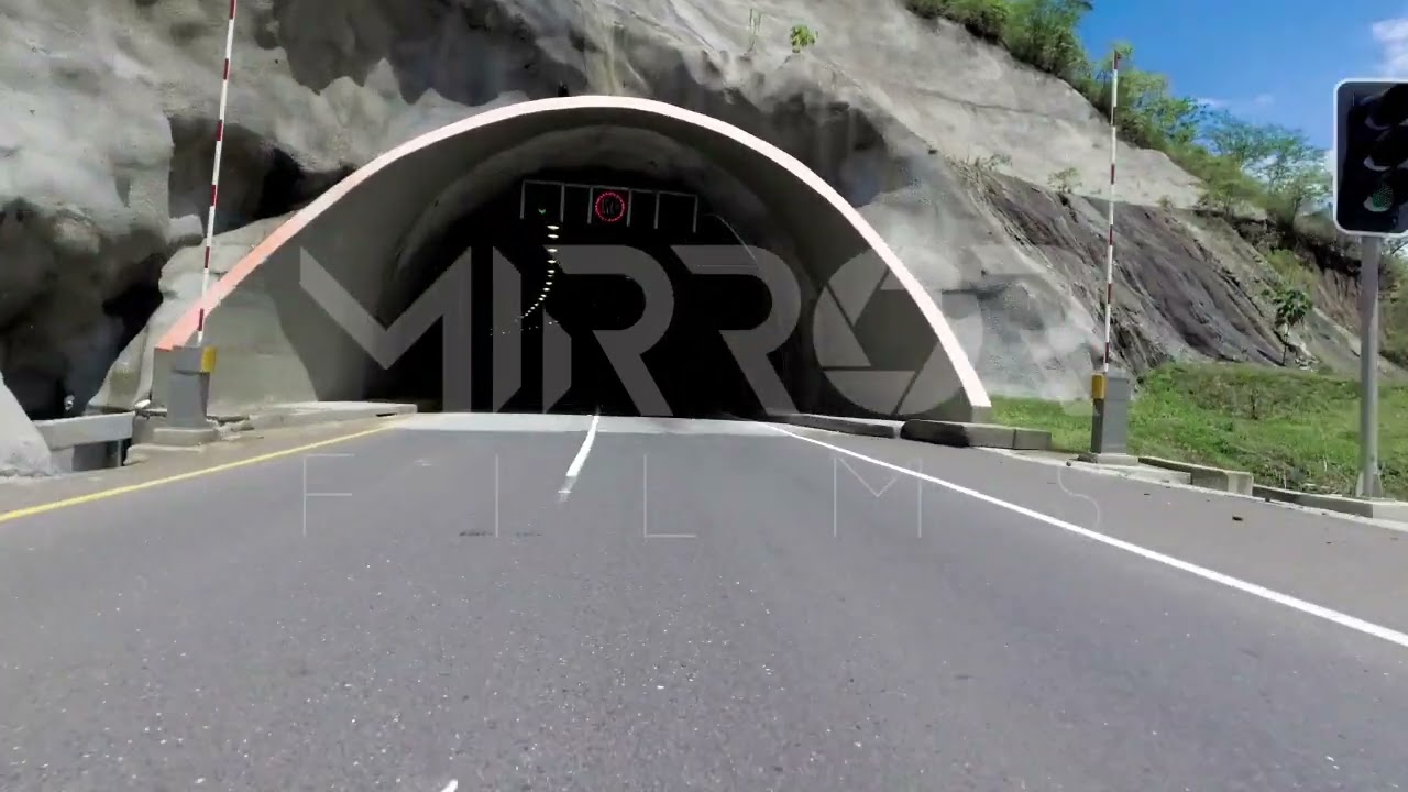 Recorriendo un túnel en vías de Colombia