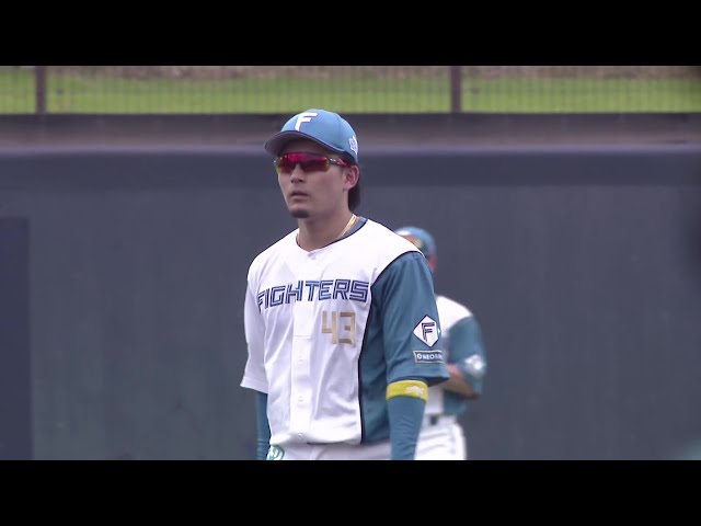 【ファーム】見事なカバー力!! 本日実践復帰のファイターズ・水野達稀が弾いた打球をワンハンドキャッチしてさばく!! 2025年6月17日 北海道日本ハムファイターズ 対 埼玉西武ライオンズ