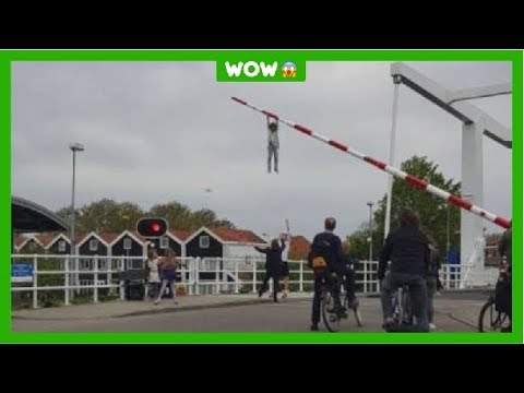 Sofie (8) hangt meters hoog aan slagboom