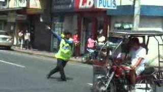 preview picture of video 'DANY le policier dansant de Lipa City Philippines.mp4'