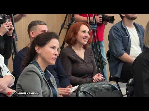 Народный театр в Большом Камне открылся премьерой лирической комедии.