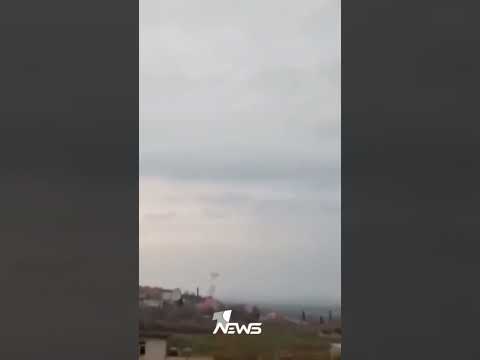 شاهد بالفيديو.. تصاعد أعمدة الدخان في قاعدة حرير الجوية بعد استهدافها بطائرة مسيرة