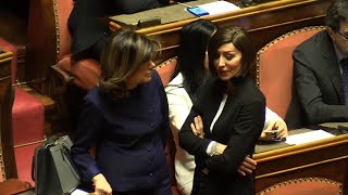 Senato, confronto in aula tra vecchia e nuova candidata: il saluto tra Casellati e Bernini