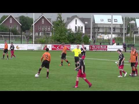 16 augustus 2013 VV De Meern B-selectie - Ipswich Town FC U17 vr 4-0 tackle op Sander