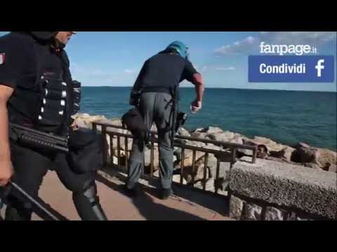 Poliziotto insulta immigrati, spinge giornalista colpito con scudo da carabiniere (Ventimiglia)