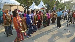 Sekumpulan Oma Bermain Angklung Hibur Pengunjung Asian Games