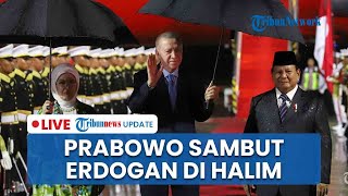 Tiba di Indonesia saat Kondisi Hujan, Momen Prabowo dan Presiden Turki Berbagi Payung di Bandara