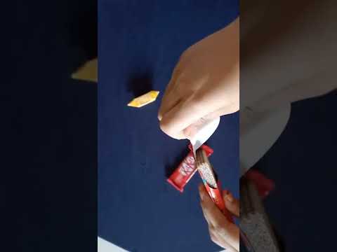 Unboxing chocolate (Loacker).
