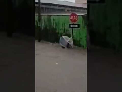 Adrian Saquic cae en tragante San Sebastián Retalhuleu, supuesto se robaron las rejillas, Guatemala.