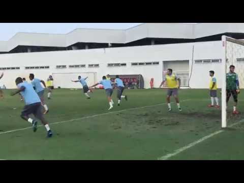 Gum quase marca gol de placa em treino