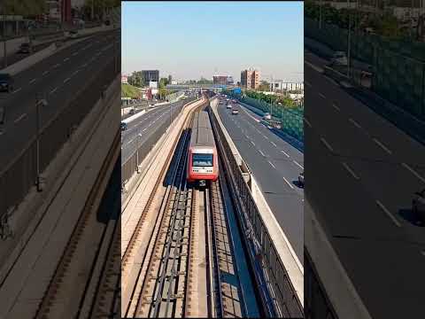 Metro de Santiago Línea 4A (AS02) en dirección a Estación Santa Rosa